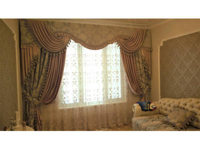 Классические шторы в гостиной фото в интерьере пример 2406