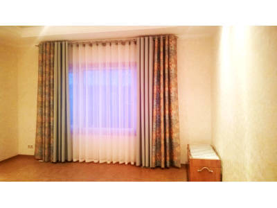 Классические шторы в гостиной фото в интерьере пример 2189
