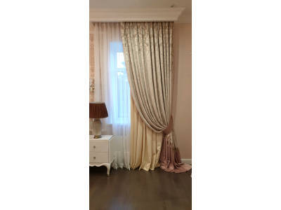 Классические шторы в спальне фото в интерьере пример 2241
