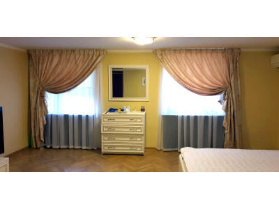 Классические шторы в спальне фото в интерьере пример 2296