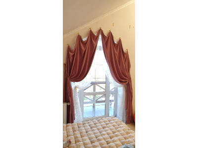 Классические шторы в спальне фото в интерьере пример 2303