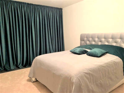 Классические шторы в спальне фото в интерьере пример 2394