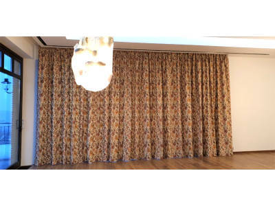Классические шторы в гостиной фото в интерьере пример 2402