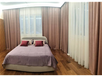 Классические шторы в спальне фото в интерьере пример 2544