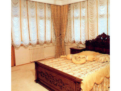 Классические шторы в спальне фото в интерьере пример 805