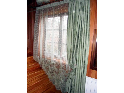 Классические шторы в коттедже и загородном доме фото в интерьере пример 149