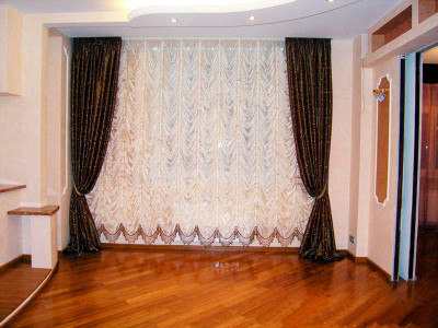 Классические шторы в гостиной фото в интерьере пример 385