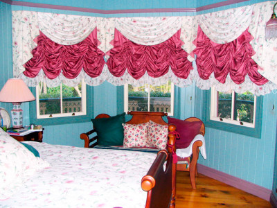 Австрийские шторы в спальне фото в интерьере пример 182