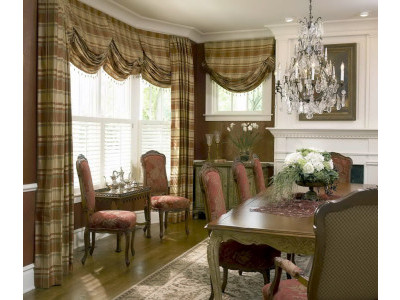 Классические шторы в гостиной фото в интерьере пример 288