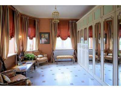 Классические шторы в гостиной фото в интерьере пример 210