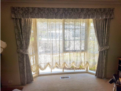 Классические шторы в гостиной фото в интерьере пример 368