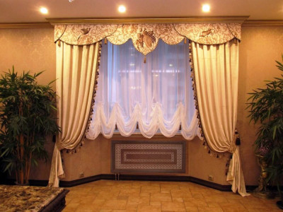 Классические шторы в гостиной фото в интерьере пример 353