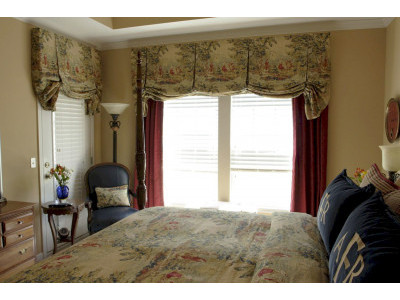 Классические шторы в спальне фото в интерьере пример 340