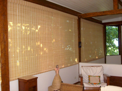 Бамбуковые шторы в коттедже фото в интерьере пример 1767