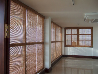 Бамбуковые шторы в коттедже фото в интерьере пример 1750