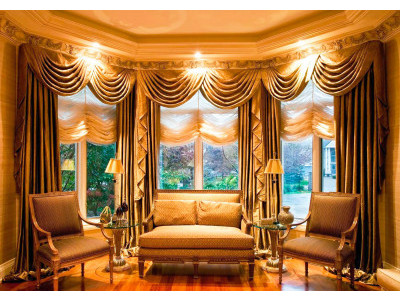 Классические шторы в гостиной фото в интерьере пример 846