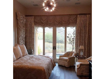 Классические шторы в спальне фото в интерьере пример 842