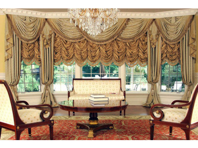 Классические шторы в гостиной фото в интерьере пример 834