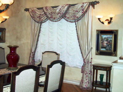 Классические шторы в гостиной фото в интерьере пример 811