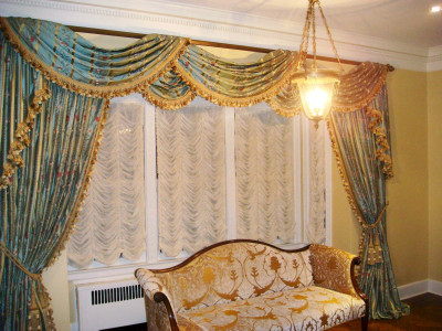 Классические шторы в гостиной фото в интерьере пример 804