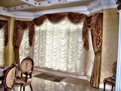 Классические шторы в гостиной фото в интерьере пример 795