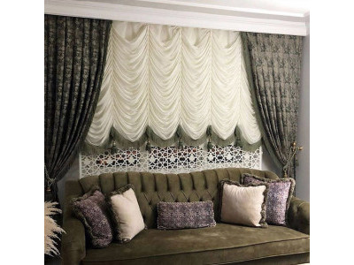 Классические шторы в гостиной фото в интерьере пример 782
