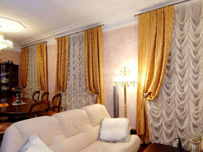 Классические шторы в гостиной фото в интерьере пример 773