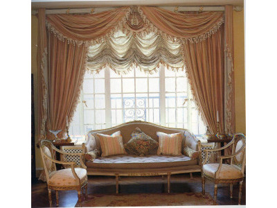 Классические шторы в гостиной фото в интерьере пример 383
