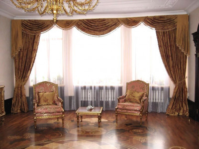 Классические шторы в гостиной фото в интерьере пример 727
