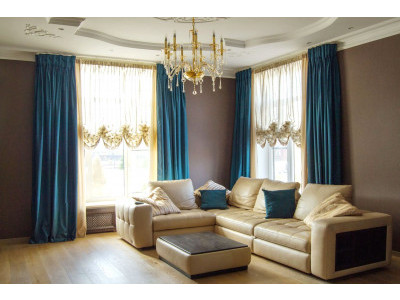 Классические шторы в гостиной фото в интерьере пример 701