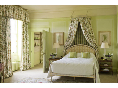 Классические шторы в спальне фото в интерьере пример 677