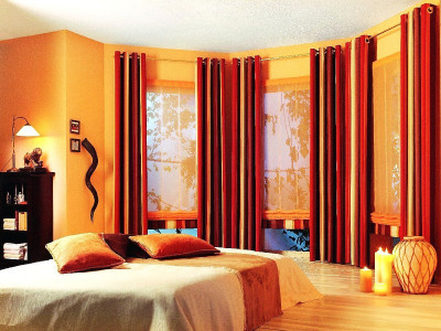 Классические шторы в спальне фото в интерьере пример 646