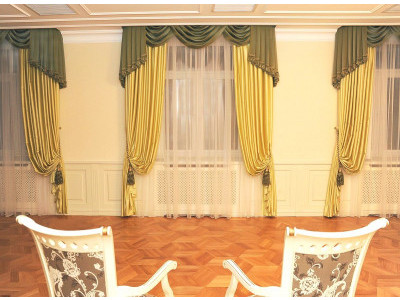 Классические шторы в гостиной фото в интерьере пример 610