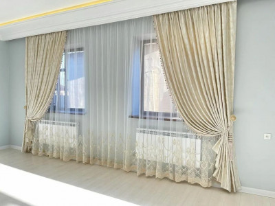 Классические шторы в гостиной фото в интерьере пример 507