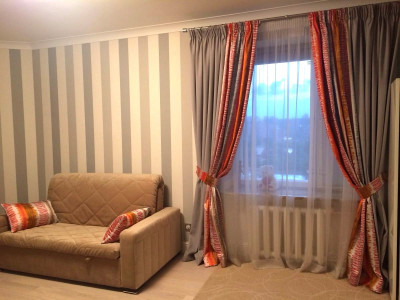 Классические шторы в гостиной фото в интерьере пример 582