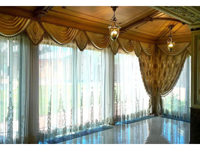 Классические шторы в гостиной фото в интерьере пример 573