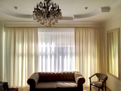 Классические шторы в гостиной фото в интерьере пример 567