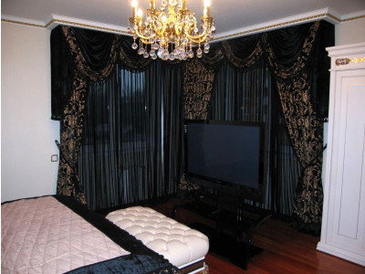Классические шторы в спальне фото в интерьере пример 561
