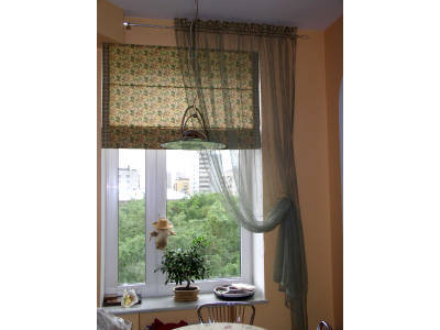 Римские шторы на кухню фото в интерьере пример 2101