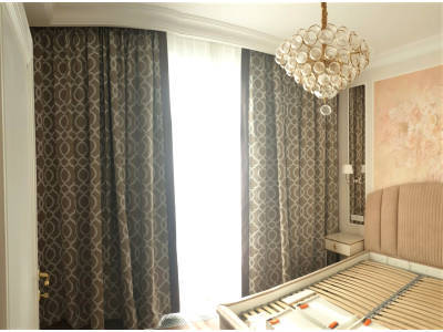 Классические шторы в спальне фото в интерьере пример 2491