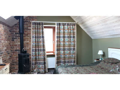 Классические шторы в коттедже и загородном доме фото в интерьере пример 2495