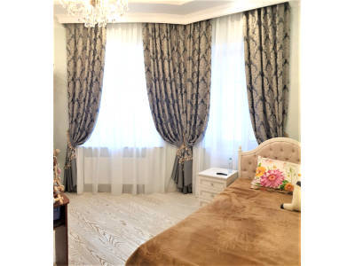 Классические шторы в спальне фото в интерьере пример 2566