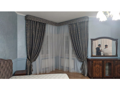 Классические шторы в спальне фото в интерьере пример 2670