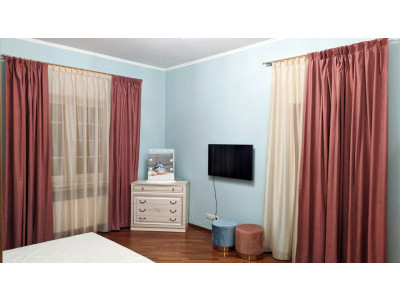 Классические шторы в спальне фото в интерьере пример 2672