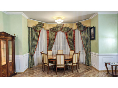 Классические шторы в гостиной фото в интерьере пример 2674