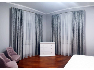 Классические шторы в спальне фото в интерьере пример 2673