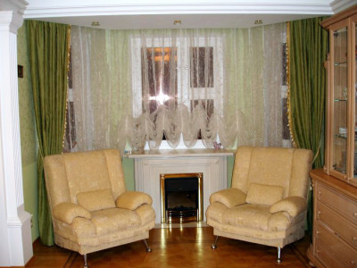 Австрийские шторы в гостиной фото в интерьере пример 169