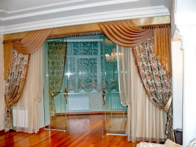 Классические шторы в коттедже и загородном доме фото в интерьере пример 220