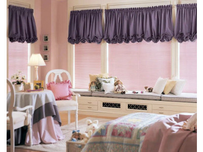 Рулонные шторы в спальне фото в интерьере пример 380