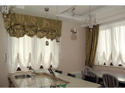 Классические шторы в коттедже и загородном доме фото в интерьере пример 354